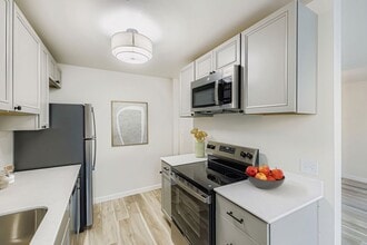 Beautifully Renovated 1 & 2 Bedroom Apartments in Lynnwood! in Lynnwood, WA - Foto de edificio - Interior Photo
