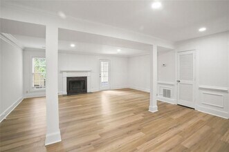 460 Forestgate Ct in Atlanta, GA - Foto de edificio - Building Photo
