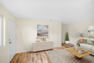 1005 E Ave R in Palmdale, CA - Foto de edificio - Building Photo