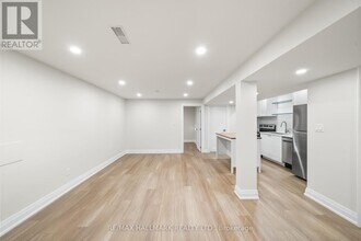304 East Ave in Toronto, ON - Building Photo - Building Photo