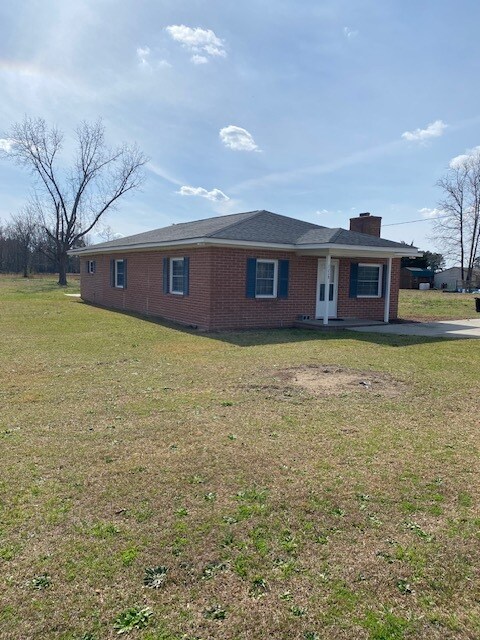 1229 Swift Creek Rd in Hartsville, SC - Building Photo