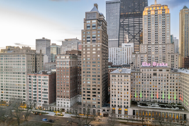 Drake Tower in Chicago, IL - Foto de edificio - Building Photo