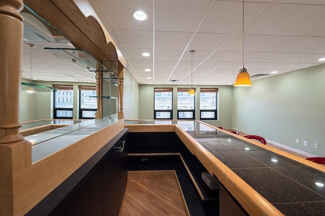 35 N Saginaw St in Pontiac, MI - Foto de edificio - Building Photo