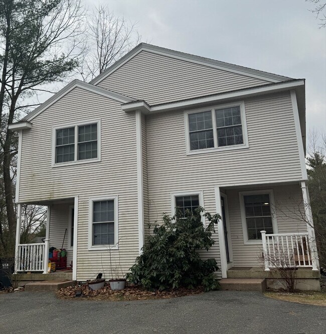 24 Oakwood Dr in Belchertown, MA - Foto de edificio - Building Photo
