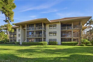 3651 Wild Pines Dr in Bonita Springs, FL - Building Photo