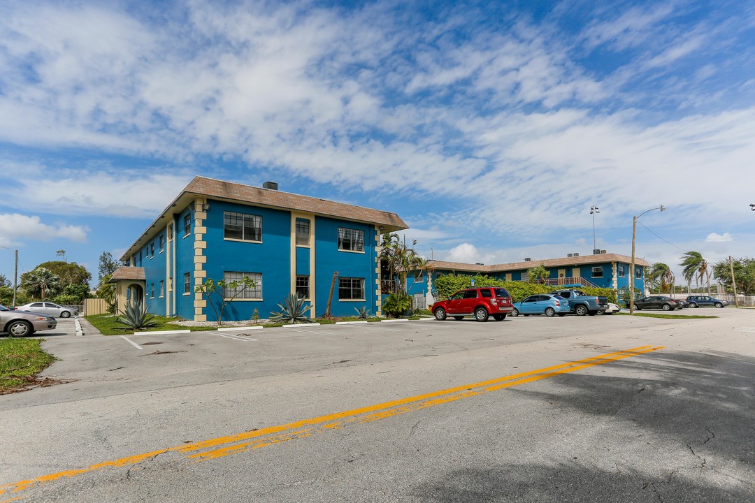 Twin Manor Apartments in Wilton Manors, FL - Foto de edificio