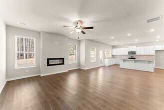 755 Lakehaven Ln in Loganville, GA - Foto de edificio - Building Photo