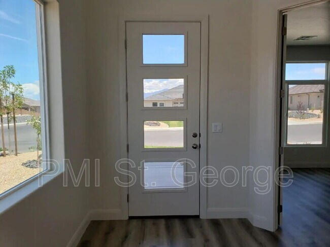 3226 E 2390 S in Saint George, UT - Foto de edificio - Building Photo