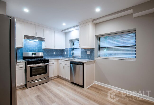 886 St Charles Ave NE