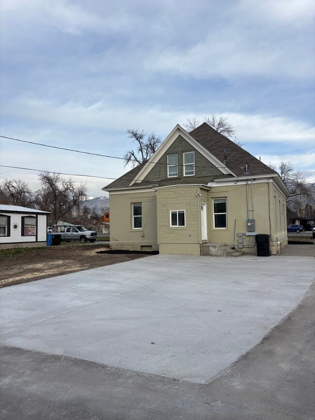 245 N Main St in Smithfield, UT - Foto de edificio - Building Photo