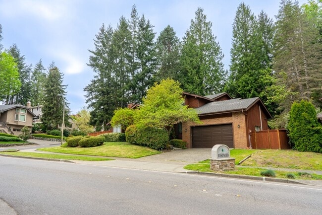5285 Highland Dr in Bellevue, WA - Building Photo - Building Photo