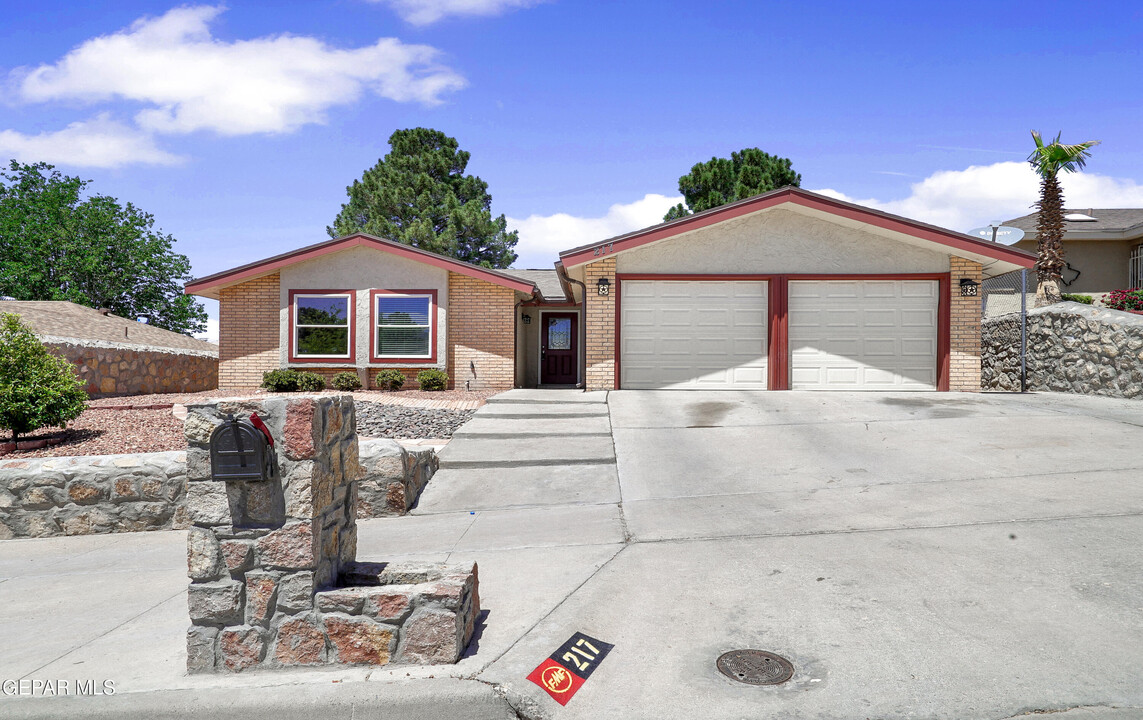 217 Arisano Dr in El Paso, TX - Foto de edificio