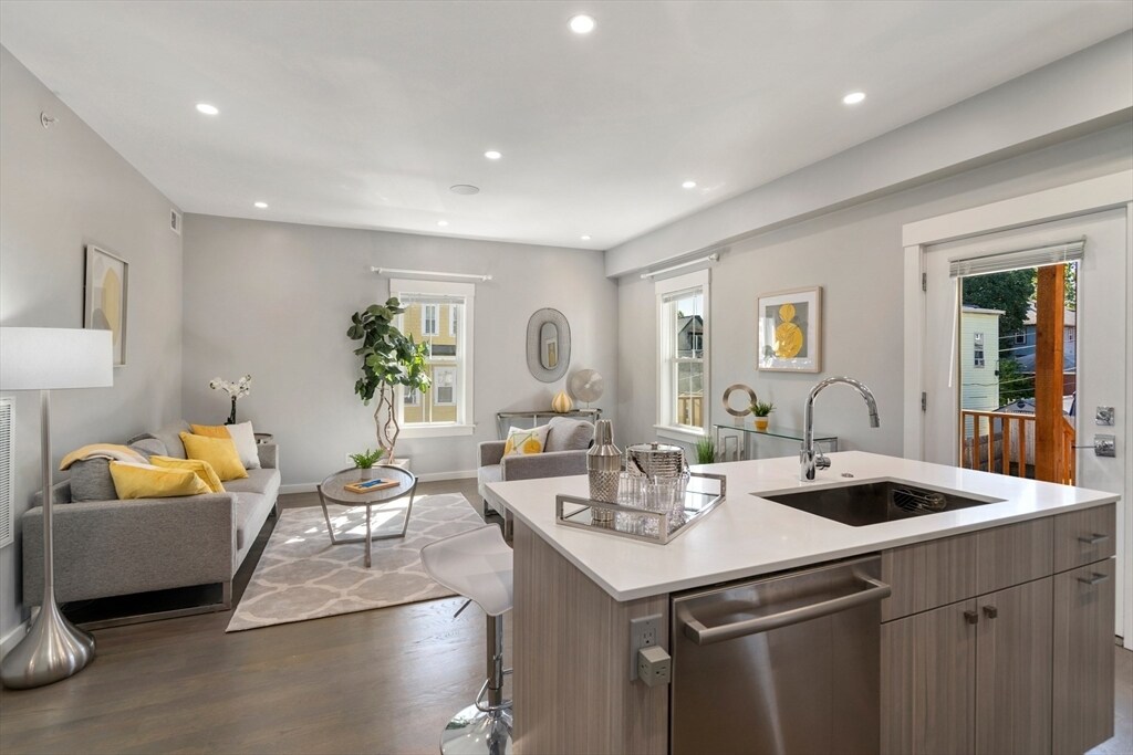 18 Armandine St, Unit 2 in Boston, MA - Building Photo