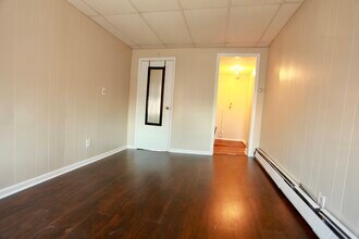 72 Wales Ave, Unit FL2 in Jersey City, NJ - Foto de edificio - Building Photo