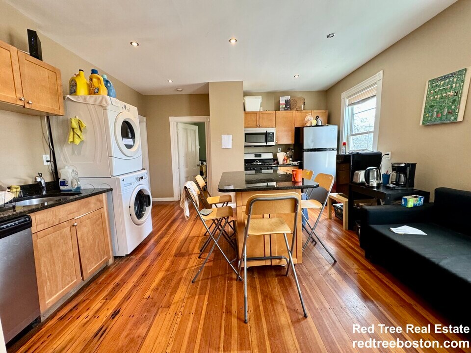 252 Cypress St-Unit -2 in Brookline, MA - Building Photo