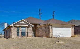 3411 Austin St in Gainesville, TX - Building Photo