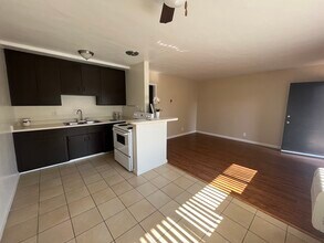 24370 Newhall Ave in Newhall, CA - Foto de edificio - Building Photo