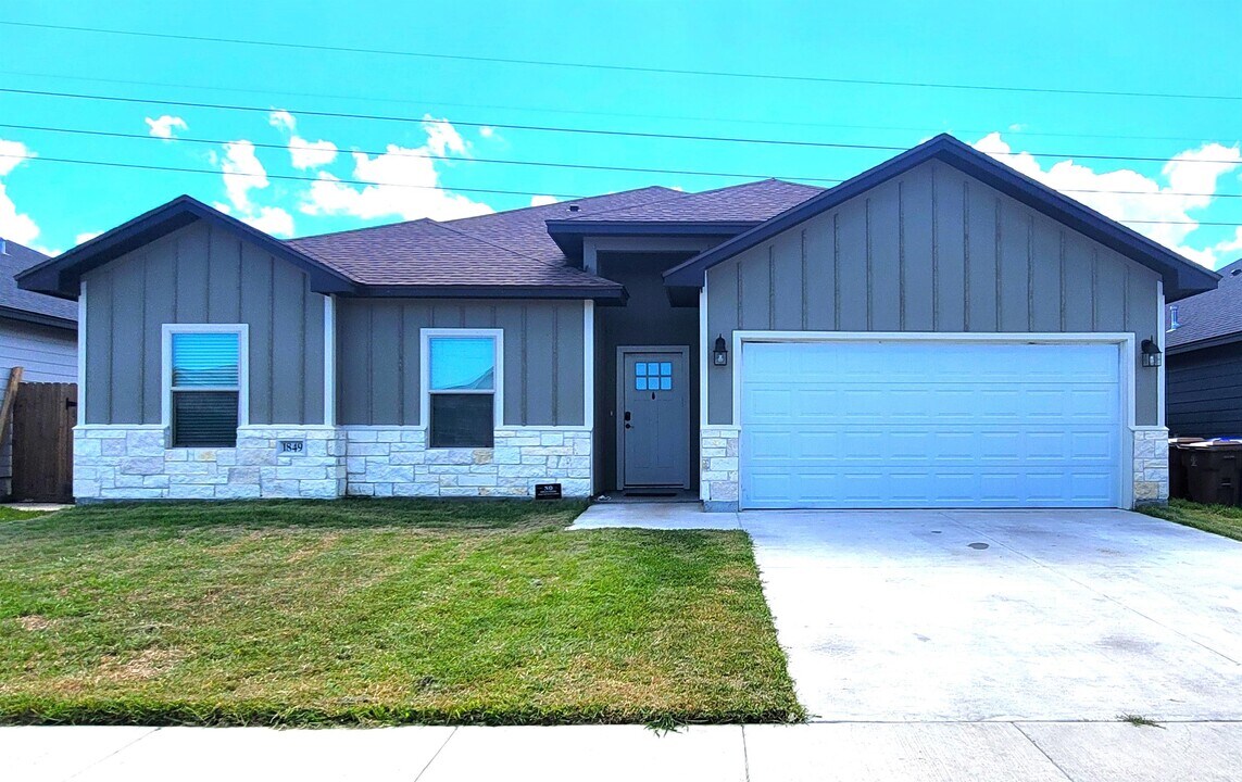 1849 Kentucky Derby Dr in Corpus Christi, TX - Building Photo