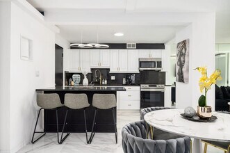 215 Piedmont Ave NE in Atlanta, GA - Foto de edificio - Building Photo