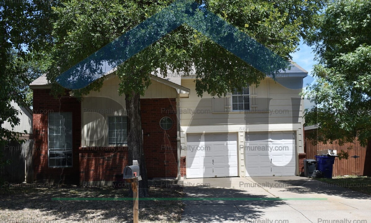 723 Swan Dr in Mansfield, TX - Building Photo