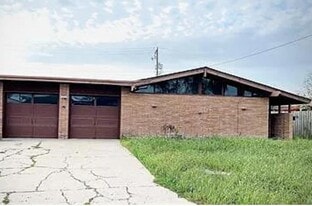 202 Sutherland Dr in Portland, TX - Building Photo