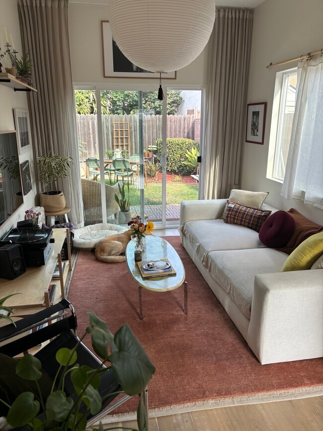 12473 Gilmore Ave, Unit 1/2 in Los Angeles, CA - Foto de edificio - Building Photo