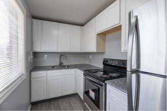 Bradford Commons in Newington, CT - Building Photo - Building Photo