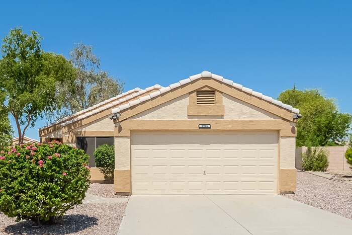 1906 S Valley Dr in Apache Junction, AZ - Building Photo