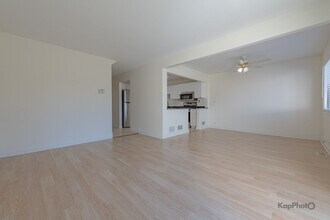 110 N Waterford Dr in Schaumburg, IL - Building Photo - Building Photo