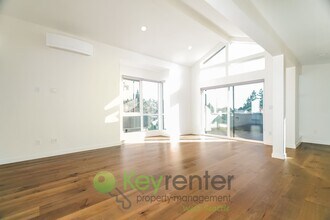 6424 SW Admiral Wy in Seattle, WA - Building Photo - Building Photo