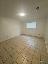 309 E Walnut St in Seguin, TX - Building Photo - Building Photo