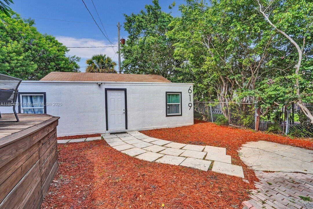 619 36th St in West Palm Beach, FL - Building Photo