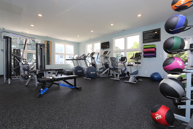 Hampton Center Apartments in Hampton, VA - Building Photo - Interior Photo