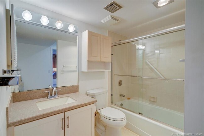 5532 NE Gulfstream Way in Stuart, FL - Building Photo - Building Photo