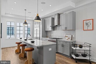 742 S Broad St in Philadelphia, PA - Building Photo - Building Photo