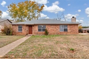 6000 Maple Springs Dr in Arlington, TX - Building Photo