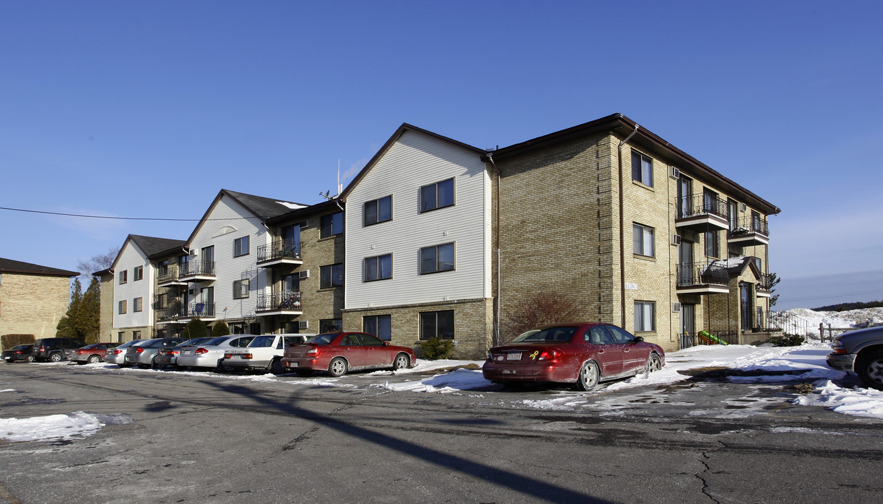 British Colonial Apartments in Amesbury, MA - Building Photo