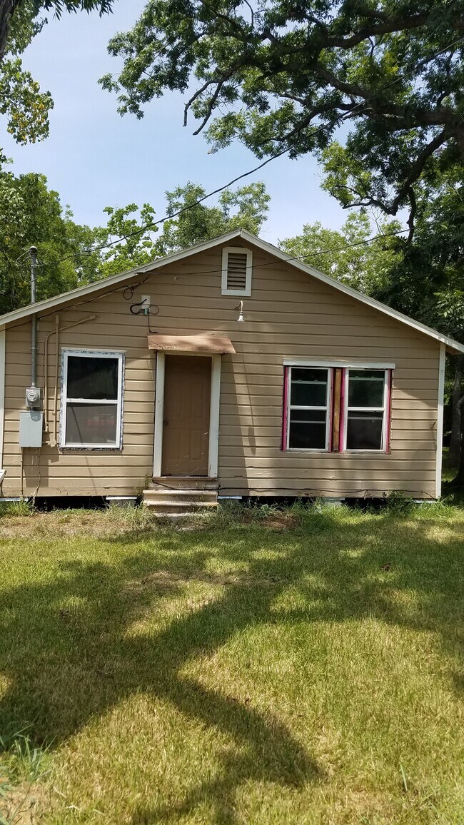 200 W Mulberry Ave Rentals in Wharton, TX