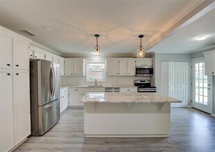 1330 E Washington St in Shreveport, LA - Building Photo - Building Photo