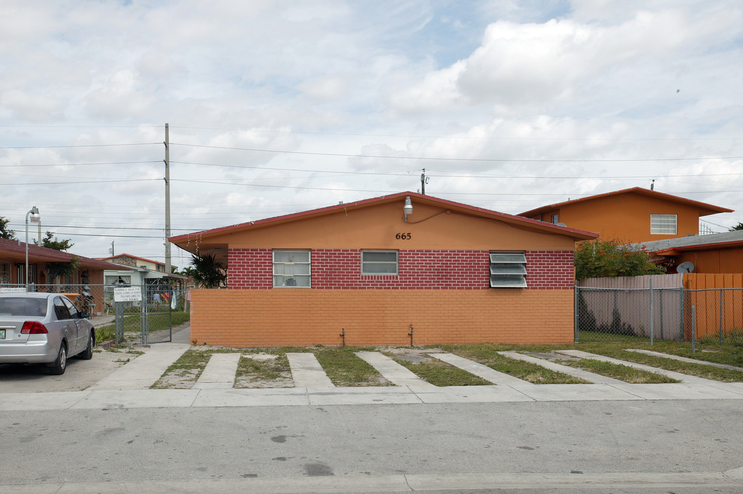 665 W 28th St in Hialeah, FL - Foto de edificio