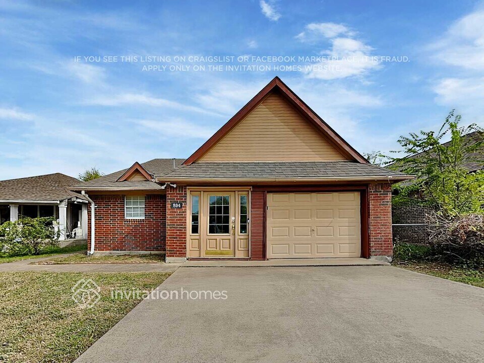 804 E Aimee St in Forney, TX - Foto de edificio