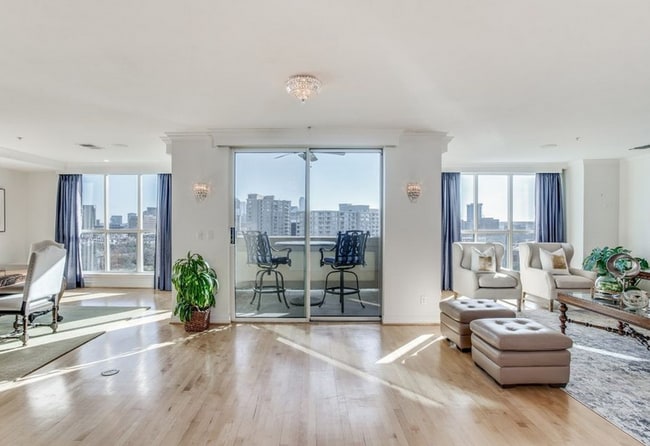 3401 Lee Pkwy in Dallas, TX - Foto de edificio - Building Photo