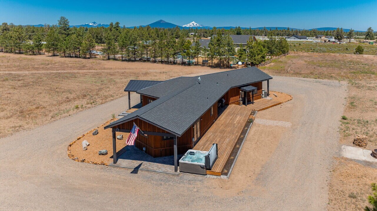 66966 Gist Rd in Bend, OR - Building Photo