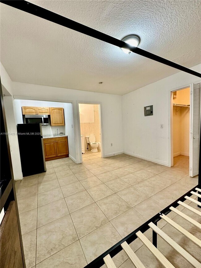 2471 NW 18th Terrace-Unit -A in Miami, FL - Foto de edificio - Building Photo