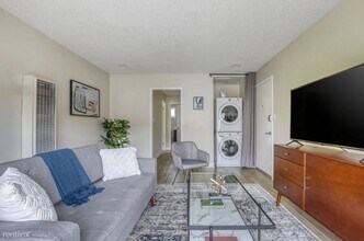 1219 W McKinley Ave in Sunnyvale, CA - Foto de edificio - Building Photo