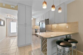 490 Broad Ave S in Naples, FL - Foto de edificio - Building Photo