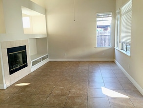 1073 Barnes Cir in Woodland, CA - Foto de edificio - Building Photo