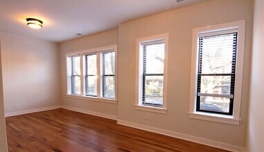 2205 W Eastwood Ave, Unit 2 in Chicago, IL - Foto de edificio - Building Photo