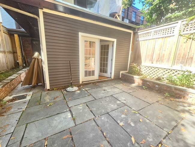 24 Fayette St, Unit 1 in Boston, MA - Foto de edificio - Building Photo