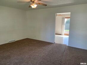 4625 Candlelight Dr in Davenport, IA - Building Photo - Building Photo